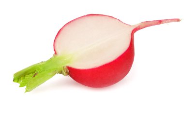 Beyaz arka planda dilimlenmiş taze turp.