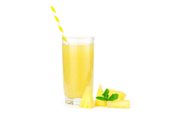 白を基調としたパイナップルジュースのグラス — ストック写真