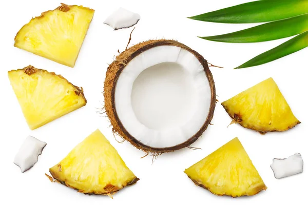 Pokrojony Dojrzały Ananas Orzechem Kokosowym Wyizolowanym Białym Tle Egzotyczne Owoce — Zdjęcie stockowe