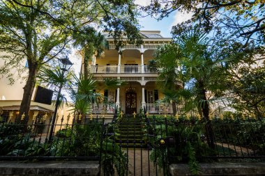 Savannah 'da Forsyth Park 'ta sıcak bir gün, Gürcistan gölgeli Magnol tarafından