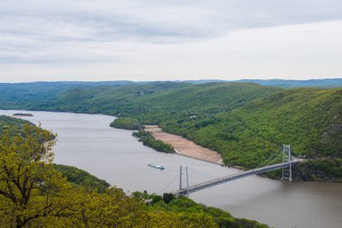Bear Mountain Zirvesi ve Hudson Nehri U'hava manzara