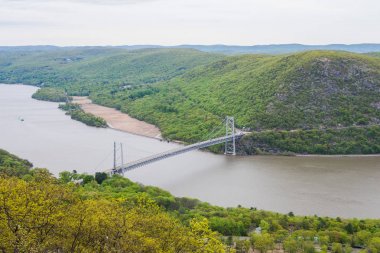 Bear Mountain Zirvesi ve Hudson Nehri U'hava manzara