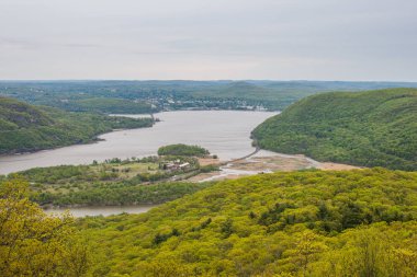 Bear Mountain Zirvesi ve Hudson Nehri U'hava manzara