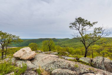 Bear Mountain Zirvesi ve Hudson Nehri U'hava manzara