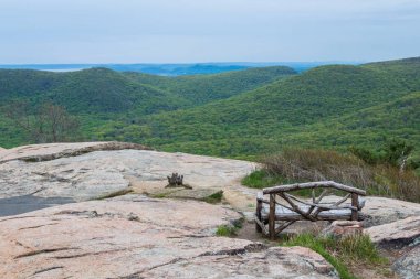 Bear Mountain Zirvesi ve Hudson Nehri U'hava manzara