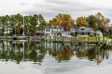 Sonbahar renk Chesapeake Körfezi kıyı ve liman St Michaels 