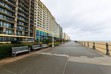 Binalarda, Virginia Beach, Virginia sırasında sıcak bir gün düşmek