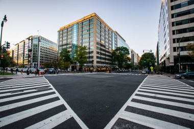 Downtown Dc bir binada bir sıcak yaz aylarında çerçeveleme yaya geçidi