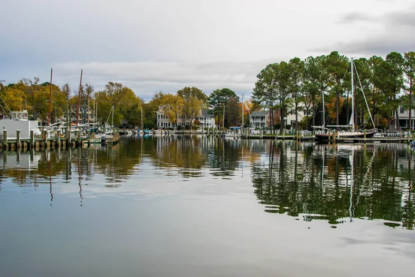 Höstfärger i Chesapeake Bay-stranden och hamnen i St Michaels — Stockfoto