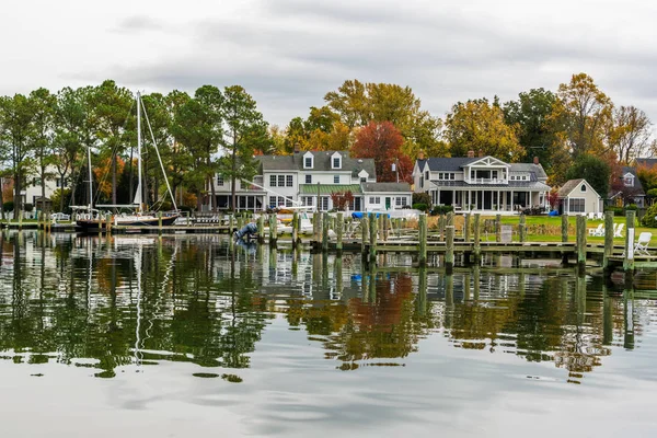 Herfst kleur de Chesapeake Bay Shore en Harbor in St Michaels — Stockfoto