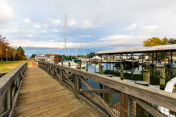 Otoño Colorea la orilla y el puerto de la bahía de Chesapeake en St Michaels — Foto de Stock