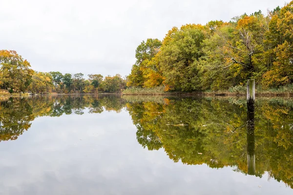 Hösten träd Lake Side på Wye ön i Baltimore, Maryland — Stockfoto