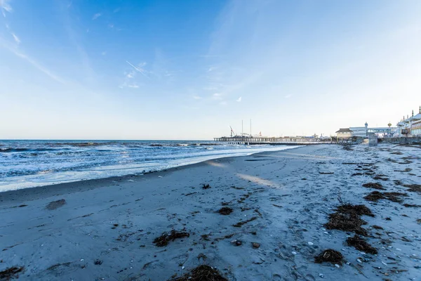 Pláž v Atlantic City, New Jersey s promenády v pozadí — Stock fotografie