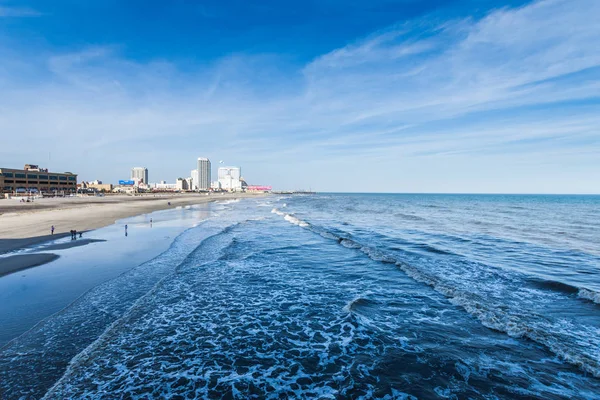 Playa en Atlantic City, Nueva Jersey con paseo marítimo en el fondo — Foto de Stock