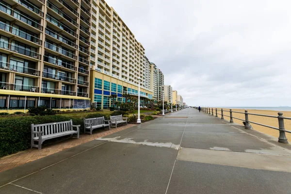 Edificios en Virginia Beach, Virginia durante un cálido día de otoño —  Fotos de Stock