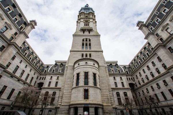 Municipio nel centro città Filadelfia, Pennsylvania durante sprin — Foto Stock