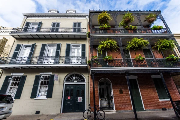 Downtown French Quarters en Nueva Orleans, Luisiana en un D nublado — Foto de Stock