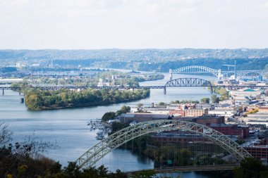 Pitt Monongahela nehirde yukarıda şehir merkezinin dramatik manzarası