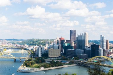 Pitt Monongahela nehirde yukarıda şehir merkezinin dramatik manzarası