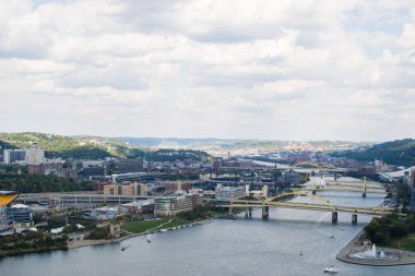 Pitt Monongahela nehirde yukarıda şehir merkezinin dramatik manzarası