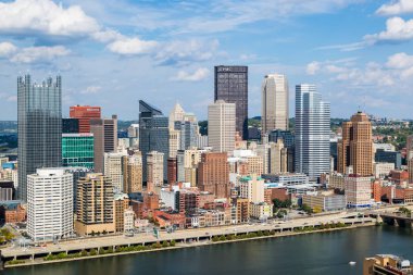 Pitt Monongahela nehirde yukarıda şehir merkezinin dramatik manzarası