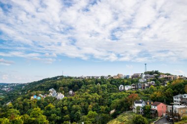 Pitt Monongahela nehirde yukarıda şehir merkezinin dramatik manzarası