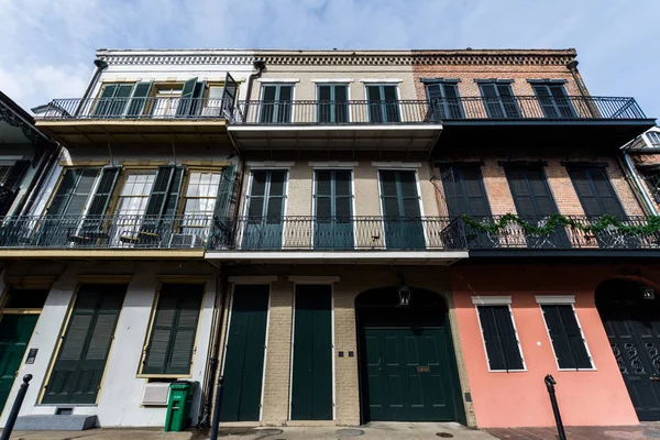 Downtown French Quarters en Nueva Orleans, Luisiana en un D nublado — Foto de Stock