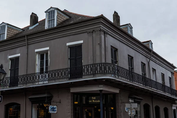 Downtown French Quarters en Nueva Orleans, Luisiana en un D nublado — Foto de Stock