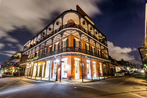 Downtown French Quarters Nueva Orleans, Luisiana por la noche — Foto de Stock