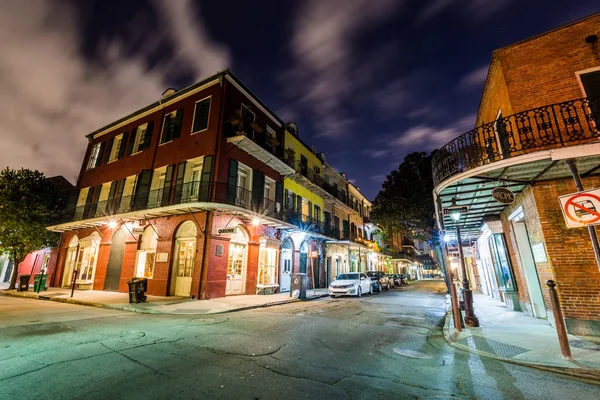 Downtown French Quarters Nueva Orleans, Luisiana por la noche — Foto de Stock