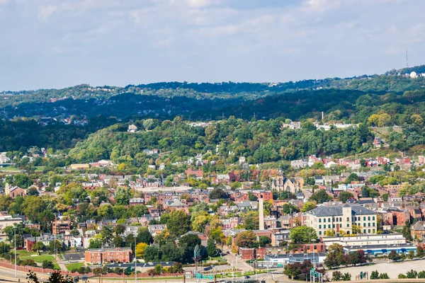 Драматичні Skyline Downtown над річкою Monongahela у Пітт — стокове фото