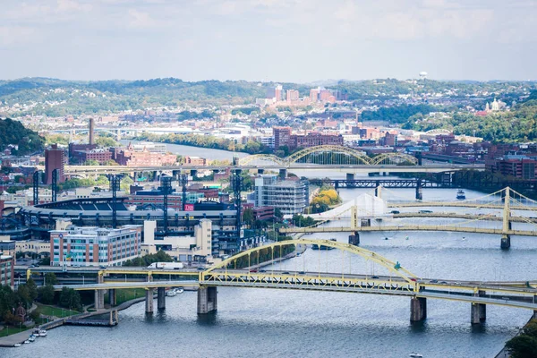 Dramatiska Skyline av Downtown ovanför floden Monongahela i Pitt — Stockfoto