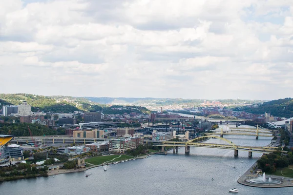 Skyline dramático do centro da cidade acima do rio Monongahela em Pitt — Fotografia de Stock