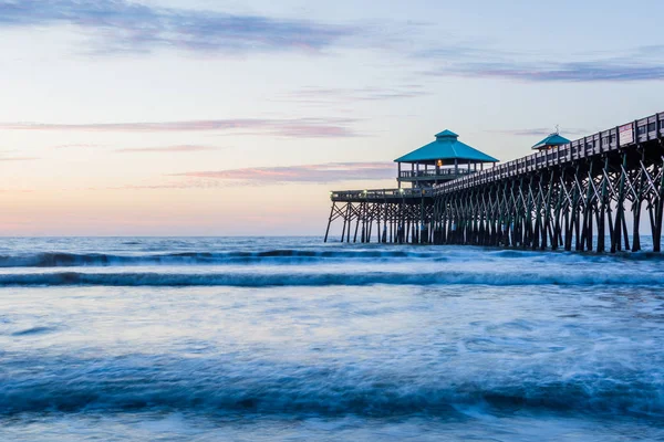 Folly Beach Pier al amanecer en Charleston, Carolina del Sur —  Fotos de Stock
