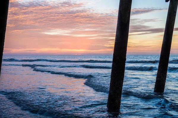 Folly Beach Pier al amanecer en Charleston, Carolina del Sur —  Fotos de Stock