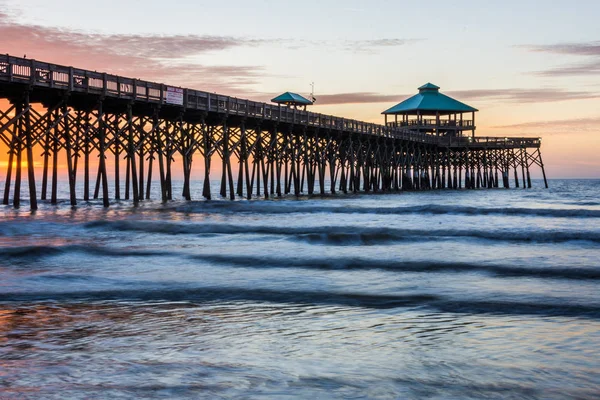 Folly Beach Pier al amanecer en Charleston, Carolina del Sur — Foto de Stock