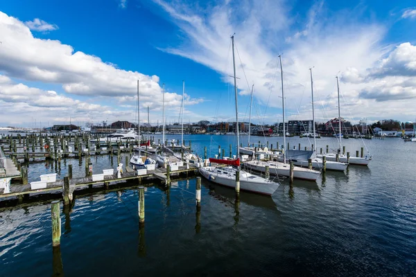 Área del puerto de Annapolis, Maryland en un día nublado de primavera con s — Foto de Stock