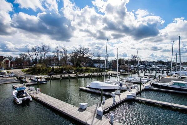 Harbor Area of Annapolis, Maryland on a cloudy spring day with s — Stock Photo, Image