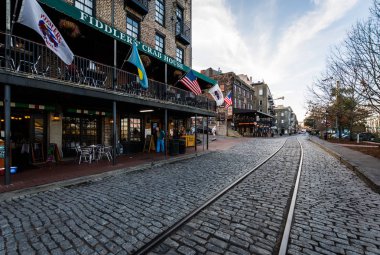 Savannah, Georgia'daki sıcak bir günde River Sokağı