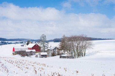 Karlı tarım arazileri ve Güney York County, Pennsylvania ahırda