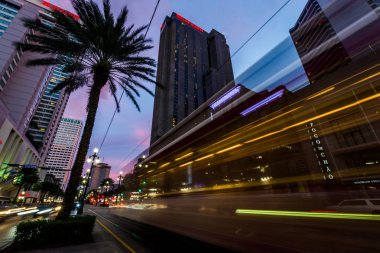 New Orleans Louisiana 'da Canal Street 'te gece arabası