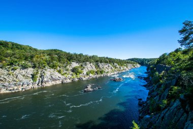 Great Falls Park, Virginia yan Rapids'de güçlü beyaz su