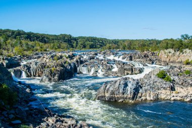 Great Falls Park, Virginia yan Rapids'de güçlü beyaz su