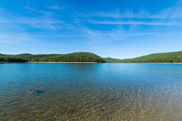 Com vista para Long Pine Reservoir em Michaux State Forest, Pennsyl — Fotografia de Stock