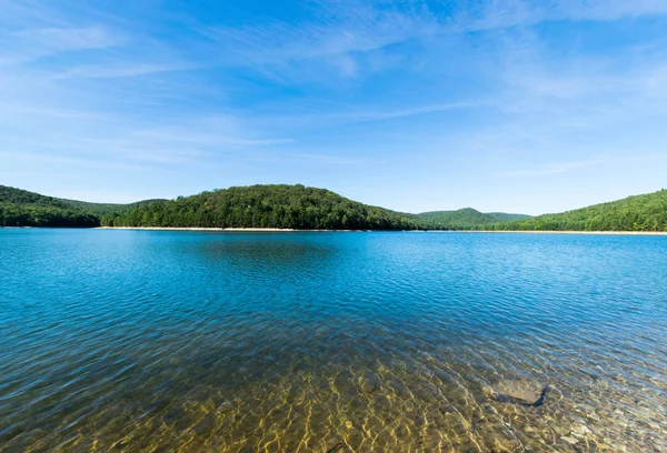 Mit blick auf lange kiefer reservoir in michaux state forest, pennsyl — Stockfoto