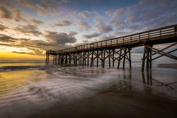 Muelle en Ise of Palms Beach, en Charleston Carolina del Sur en Sunr — Foto de Stock