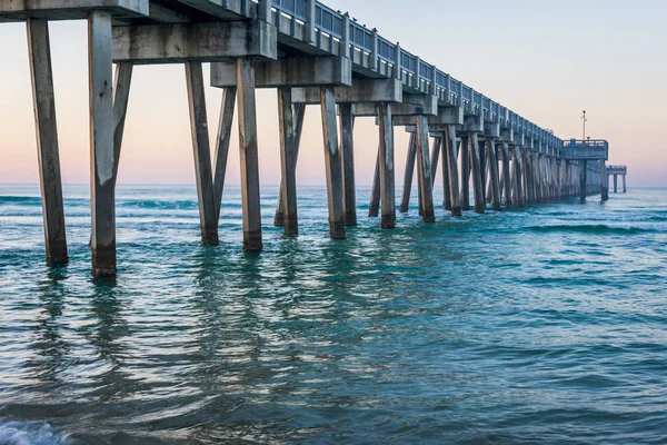 Sandy Panama City Beach Pier bij zonsopgang in Panama City, Florida — Stockfoto