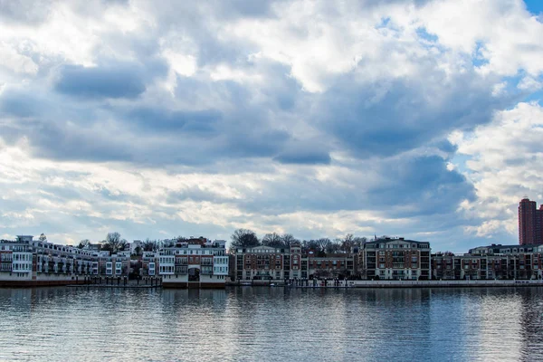 Skyline of Inner Harbor desde Fells Point en Baltimore, Maryland — Foto de Stock