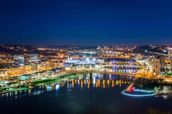 Skyline de Pittsburgh, Pensilvania por la noche desde el monte Washingt — Foto de Stock