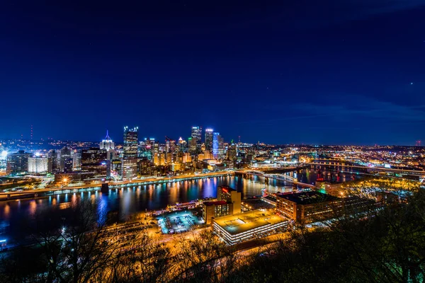 Skyline из Питтсбурга, штат Пенсильвания, ночью от лунного дождя — стоковое фото